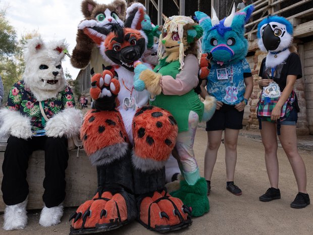 Gruppenbild mit 6 Fursuitern vor der Saline in Bad Dürkheim.