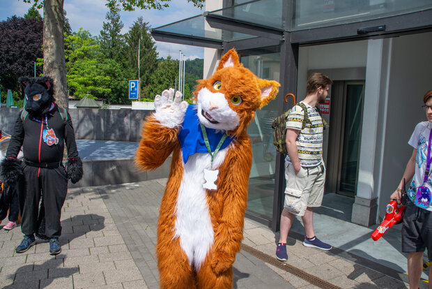 Ein Fursuiter als Katze vor dem Eingang zum Parkhaus in Weinheim.