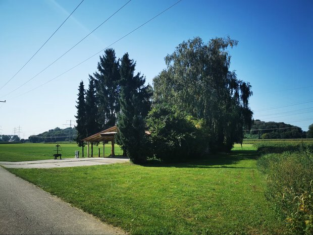 Ein Foto von Steidl´s Grillhütte, auf dem die großen Flächen drum herum zu sehen sind.