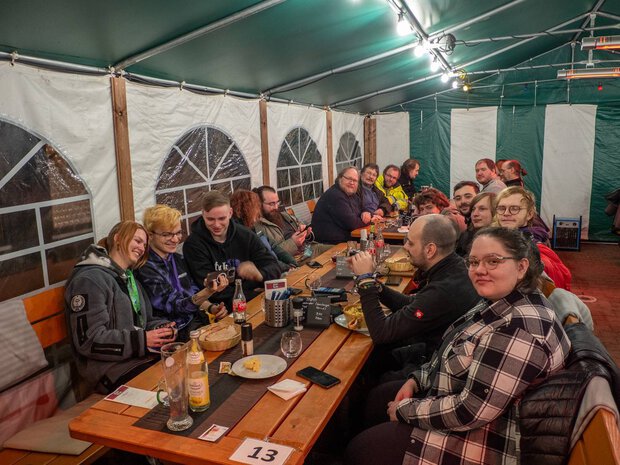 Ca. 20 Furios sitzen an langen rustikalen Tischen zum Anlass des Heilbronner Stammtisch in einem Zelt.