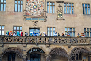 Einige Fursuiter auf dem Balkon vor dem Heilbronner Rathaus unter dem sich der Ratskeller befindet.